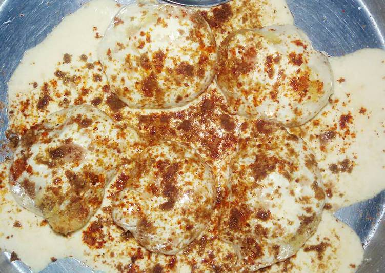 Recipe of Delicious Urad dal ke dahi bade