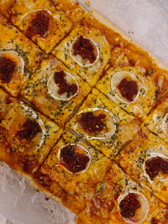 Una foto de Pizza de sobrasada y queso de cabra con un toque de miel