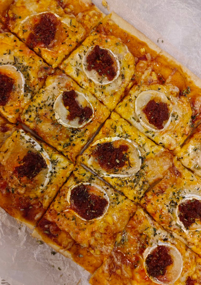 Una foto de Pizza de sobrasada y queso de cabra con un toque de miel