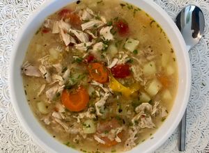 Una foto de Sopa de pollo con verduras