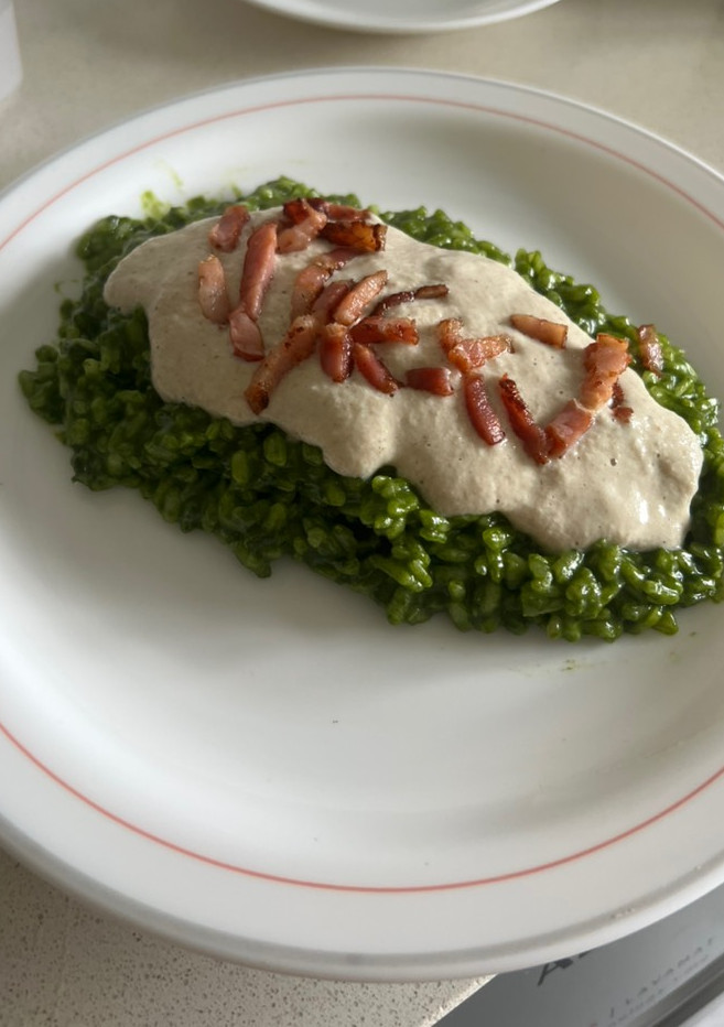 Una foto de Risotto de arroz verde