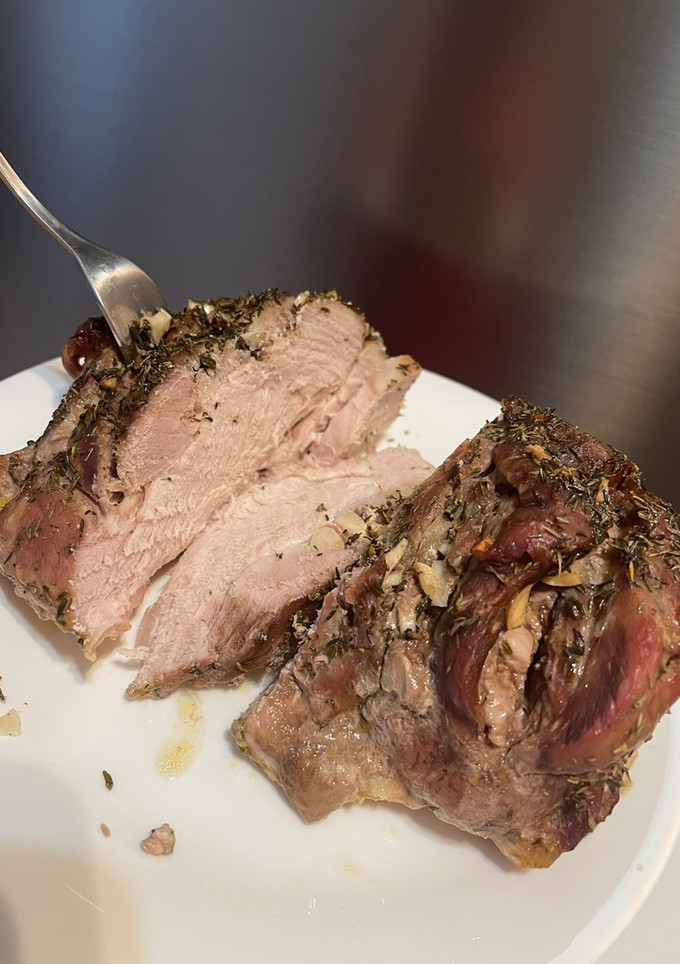 Una foto de Jamón asado estilo argentino