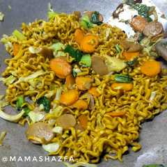 A picture of Mie goreng sosis.
