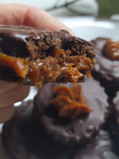 Una foto de Alfajores de Dulce de Leche y Chocolate con Masa de Chocolinas