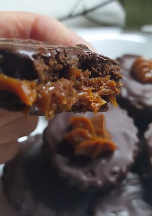 Una foto de Alfajores de Dulce de Leche y Chocolate con Masa de Chocolinas