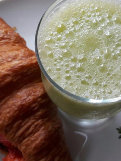 Healthy Juice ~ 青蘋果芭樂西洋梨芹菜汁 的食譜成品照片