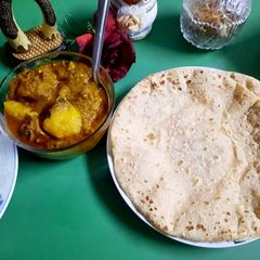 A picture of Aalu gosht gravy.