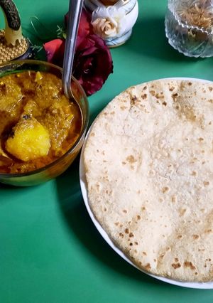 A picture of Aalu gosht gravy.