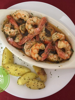 Una foto de Camarones al Ajillo & Papas salteadas