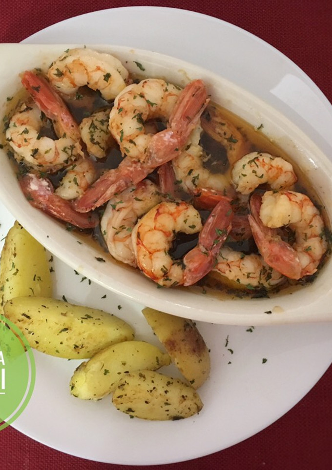 Una foto de Camarones al Ajillo & Papas salteadas