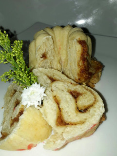 Una foto de POTICA (Pan Relleno de Mezcla Dulce de Canela y Frutos Secos