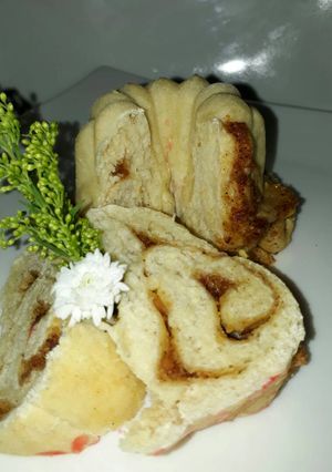 Una foto de POTICA (Pan Relleno de Mezcla Dulce de Canela y Frutos Secos