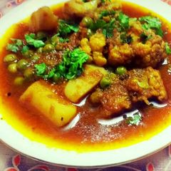 A picture of Aloo matar gobhi.