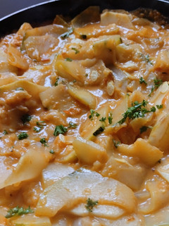 Una foto de Calabacines🥒🍲🥫 en salsa de pimiento rojo y tomate asado🍅🌶️🧅