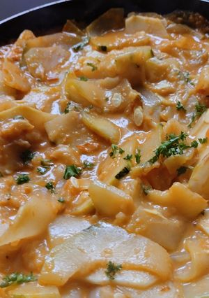 Una foto de Calabacines🥒🍲🥫 en salsa de pimiento rojo y tomate asado🍅🌶️🧅