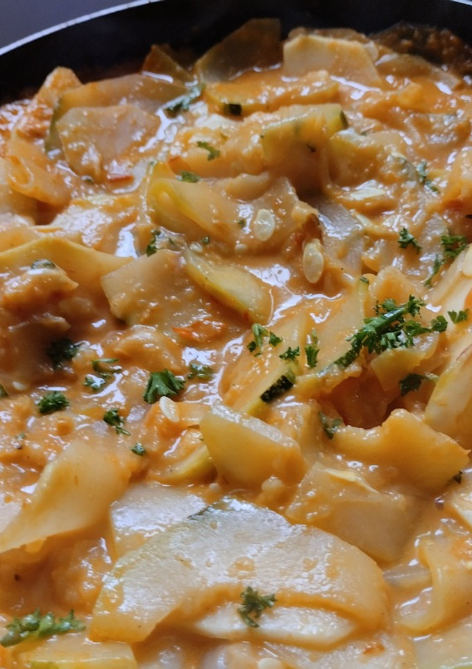 Una foto de Calabacines🥒🍲🥫 en salsa de pimiento rojo y tomate asado🍅🌶️🧅