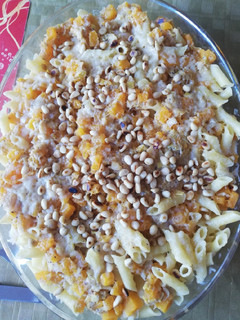Una foto de Macarrones en salsa de calabaza y piñones tostados. #weekendreto