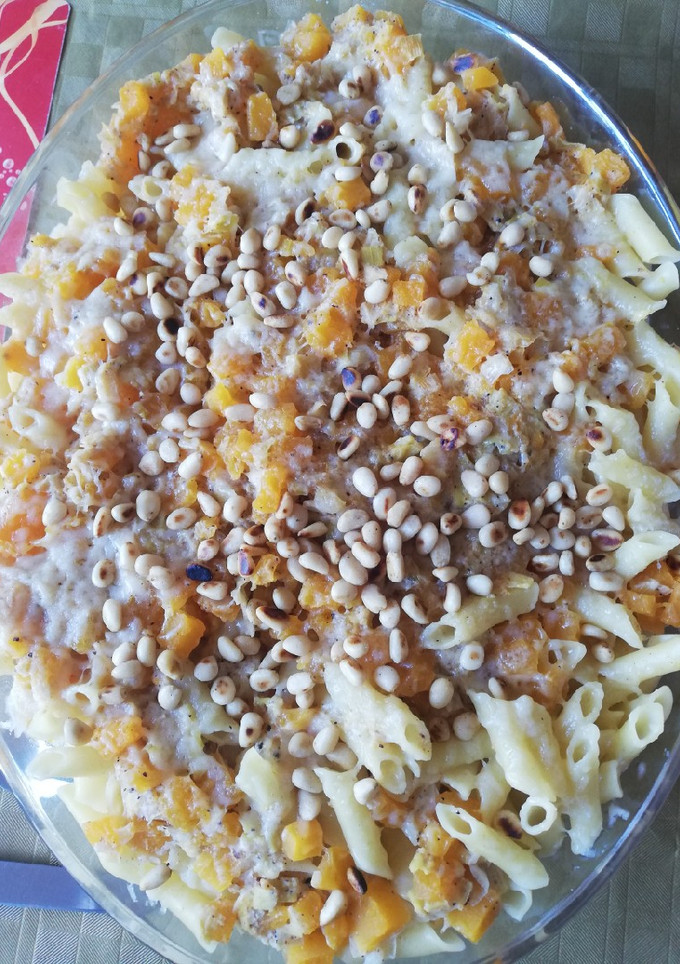 Una foto de Macarrones en salsa de calabaza y piñones tostados. #weekendreto