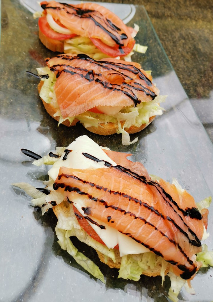 Una foto de Tosta de salmón ahumado