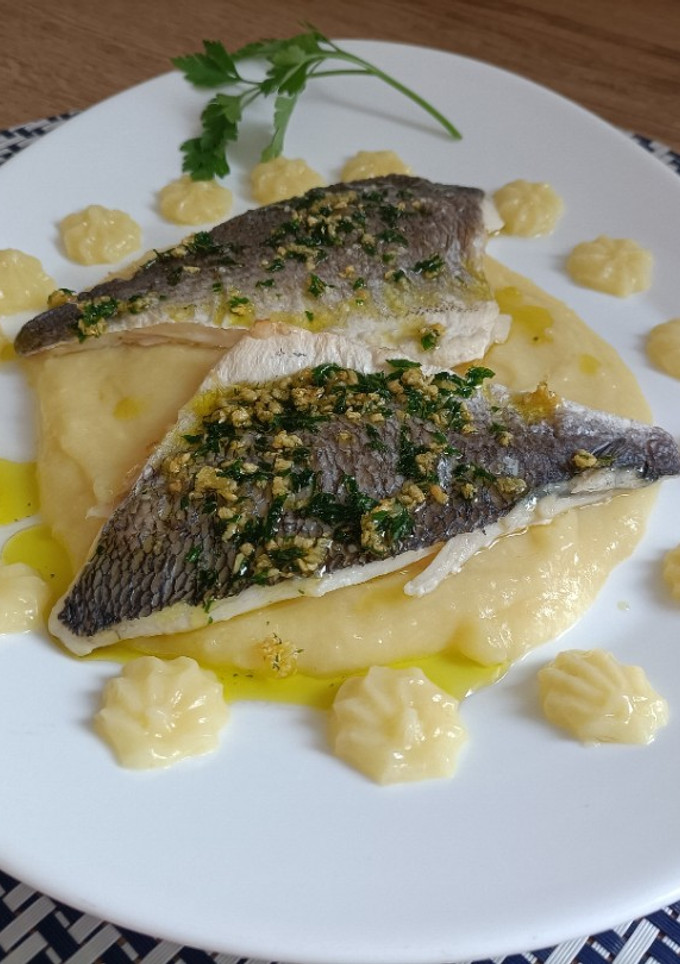 Una foto de Dorada con muselina de patata