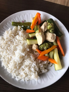 Una foto de Almuerzo salteado de verduras con pollo y arroz