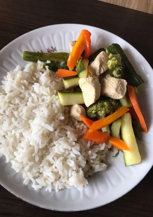 Una foto de Almuerzo salteado de verduras con pollo y arroz