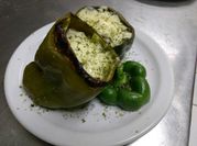 Una foto de pimentón relleno vegetariano