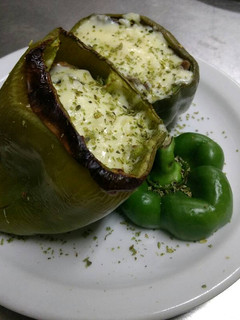 Una foto de Pimientos rellenos, gratinados (vegetarianos)