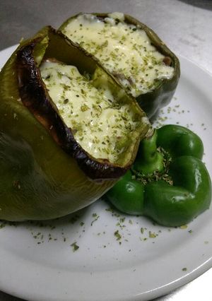 Una foto de Pimientos rellenos, gratinados (vegetarianos)