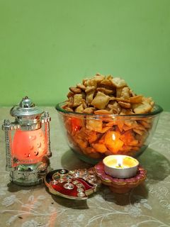 खारे शंकरपाळे (Khare Shankarpale Recipe In Marathi) रेसिपी चे मुख्य फोटो