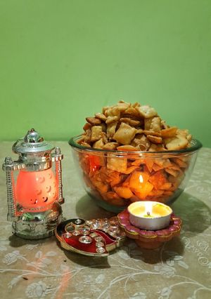 खारे शंकरपाळे (Khare Shankarpale Recipe In Marathi) रेसिपी चे मुख्य फोटो 