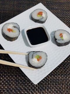 Una foto de Sushi casero de salmón rosado 🇯🇵👏👩🍳
