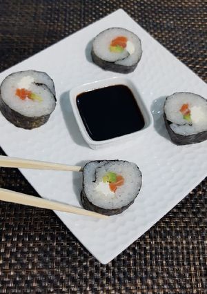 Una foto de Sushi casero de salmón rosado 🇯🇵👏👩‍🍳
