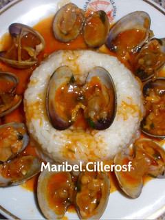 Una foto de Almejas a la marinera con arroz blanco
