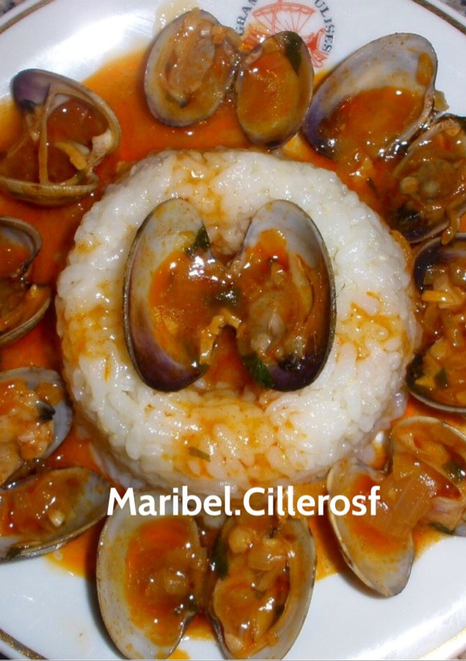 Una foto de Almejas a la marinera con arroz blanco