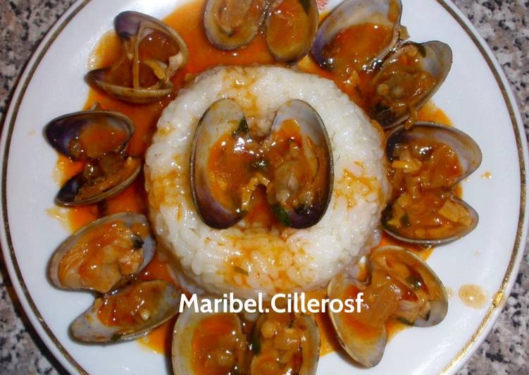 Almejas a la marinera con arroz blanco