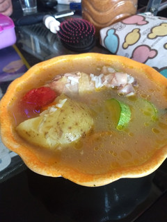 Una foto de Caldo de Pollo con verduras