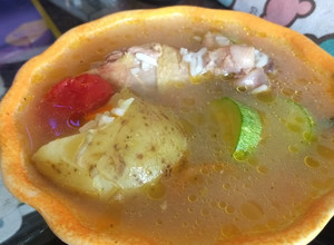 Una foto de Caldo de Pollo con verduras