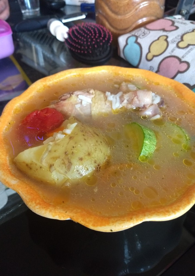 Una foto de Caldo de Pollo con verduras