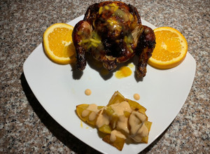 Una foto de Codorniz en salsa de naranja y papas bravas