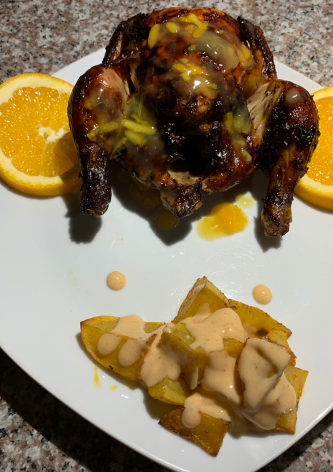 Una foto de Codorniz en salsa de naranja y papas bravas