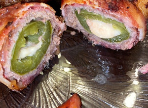 Una foto de Jalapeño poppers con carne molida