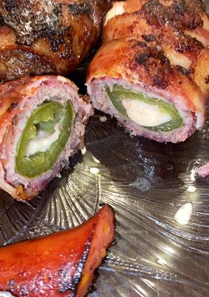 Una foto de Jalapeño poppers con carne molida