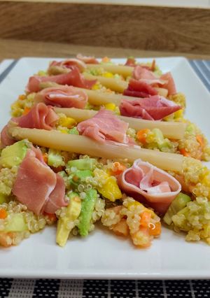 Una foto de Ensalada de quinoa y jamón