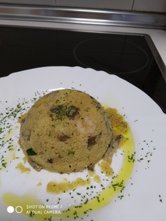 Una foto de Couscous con salsa teriyaki, setas y gambas😋