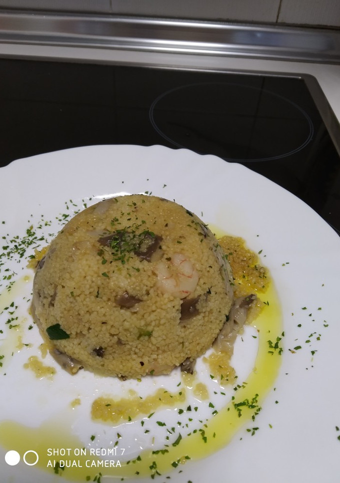 Una foto de Couscous con salsa teriyaki, setas y gambas😋