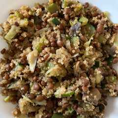 Una foto de Quinoa con lentejas y verduras