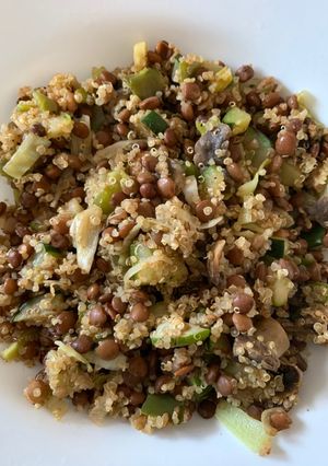 Una foto de Quinoa con lentejas y verduras