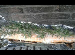 Una foto de Salmón a las brasas