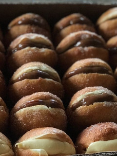 Una foto de Mis ricas bombas de arequipe y crema pastelera